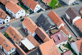 Rue principale à Erlenbach bei Kandel dans le département Rhénanie-Palatinat, Allemagne vue d'en haut