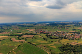 Vue aérienne de Vue du village depuis le sud-est à Echem dans le département Basse-Saxe, Allemagne