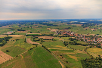 Vue aérienne de Vue du village depuis le sud-est à Echem dans le département Basse-Saxe, Allemagne