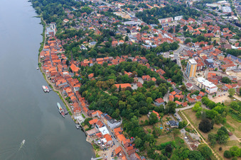 Vue aérienne de Vue sur la ville sur les rives de l'Elbe avec Fürstengarten à Lauenburg dans le département Schleswig-Holstein, Allemagne