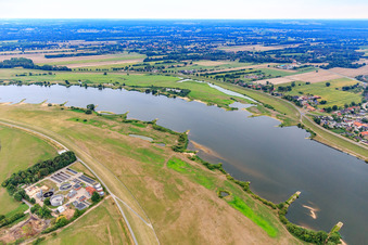 Vue aérienne de Réserve naturelle de l'avant-pays de l'Elbe de Lauenburg avec station d'épuration à Lauenburg dans le département Schleswig-Holstein, Allemagne
