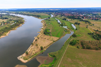 Vue aérienne de Ancienne digue de l'Elbe et de la vallée de l'Elbe à Bleckede Biosphère Vallée de l'Elbe à Bleckede dans le département Basse-Saxe, Allemagne