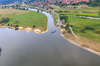 Vue aérienne de Bac sur l'Elbe Bleckede à Bleckede dans le département Basse-Saxe, Allemagne