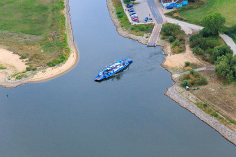 Vue aérienne de Bac sur l'Elbe Bleckede à Bleckede dans le département Basse-Saxe, Allemagne