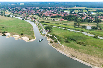 Vue aérienne de Ferry de l'Elbe à Bleckede à Bleckede dans le département Basse-Saxe, Allemagne
