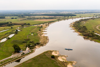 Vue aérienne de Traversée en ferry de l'Elbe à Bleckede dans le département Basse-Saxe, Allemagne