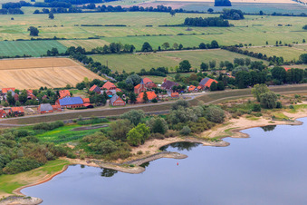 Vue aérienne de Vue du village depuis le sud-ouest sur la digue de l'Elbe à le quartier Stiepelse in Amt Neuhaus dans le département Basse-Saxe, Allemagne