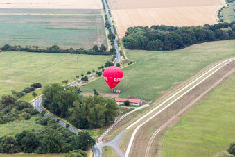 Vue aérienne de Lancement de ballons à le quartier Stiepelse in Amt Neuhaus dans le département Basse-Saxe, Allemagne