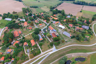 Vue aérienne de Vue du village depuis l'ouest sur la digue de l'Elbe à le quartier Neu Garge in Amt Neuhaus dans le département Basse-Saxe, Allemagne