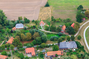 Vue aérienne de À la vieille forge à le quartier Neu Garge in Amt Neuhaus dans le département Basse-Saxe, Allemagne
