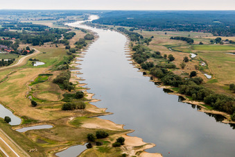 Vue aérienne de Zones riveraines avec lit de l'Elbe exposé en raison des bas niveaux d'eau à Neu Darchau dans le département Basse-Saxe, Allemagne