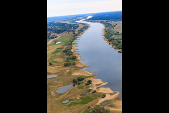 Vue aérienne de Cours de l'Elbe depuis l'est avec de nombreux épis à le quartier Konau in Amt Neuhaus dans le département Basse-Saxe, Allemagne