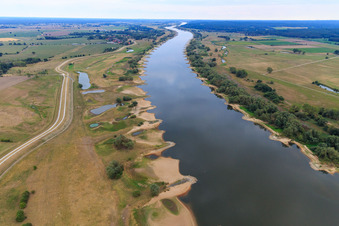 Vue oblique de Cours de l'Elbe depuis l'est avec de nombreux épis à le quartier Konau in Amt Neuhaus dans le département Basse-Saxe, Allemagne