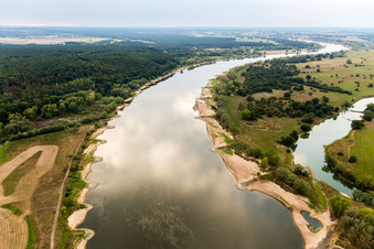 Vue aérienne de Zones riveraines avec lit de l'Elbe exposé par les bas niveaux d'eau à Neu Darchau à le quartier Walmsburg in Bleckede dans le département Basse-Saxe, Allemagne