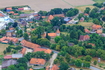 Vue aérienne de Église Saint-Guy au centre du village à le quartier Barskamp in Bleckede dans le département Basse-Saxe, Allemagne