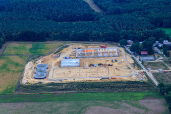 Vue aérienne de Chantier de construction d'un nouveau bâtiment agricole en lisière de forêt à le quartier Ellringen in Dahlenburg dans le département Basse-Saxe, Allemagne
