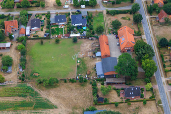 Vue aérienne de Prairie aux oies sur Dorfstraße et MOLDA Evolution GmbH à le quartier Radenbeck in Thomasburg dans le département Basse-Saxe, Allemagne