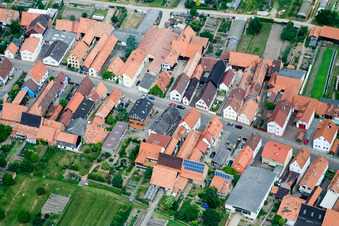 Enregistrement par drone de Rue principale à Erlenbach bei Kandel dans le département Rhénanie-Palatinat, Allemagne