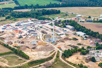 Vue aérienne de Éolienne dans le parc industriel avec Arkema GmbH à Barendorf dans le département Basse-Saxe, Allemagne