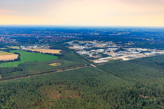 Vue aérienne de Zone industrielle du port du canal latéral de l'Elbe à Lüneburg dans le département Basse-Saxe, Allemagne
