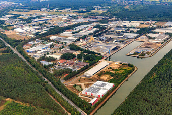 Vue aérienne de Zone industrielle du port du canal latéral de l'Elbe avec VR PLUS Agrar Lüneburg à le quartier Hagen in Lüneburg dans le département Basse-Saxe, Allemagne