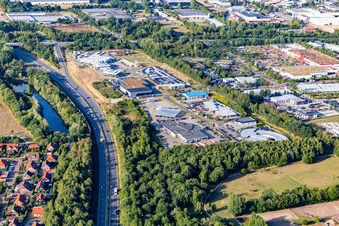 Vue aérienne de Zone commerciale August-Horch-Straße à le quartier Kaltenmoor in Lüneburg dans le département Basse-Saxe, Allemagne