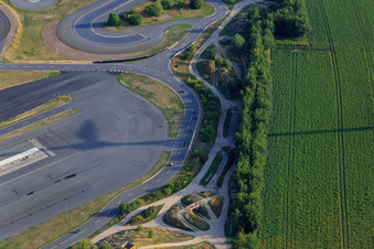 Photographie aérienne de Pistes asphaltées du centre de sécurité routière ADAC Hansa devant les tas de plâtre blancs de Gipswerk Embsen GmbH à le quartier Wagenhorst in Embsen dans le département Basse-Saxe, Allemagne