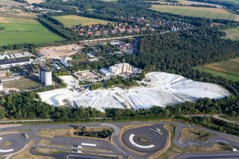 Pistes asphaltées du centre de sécurité routière ADAC Hansa devant les tas de plâtre blancs de Gipswerk Embsen GmbH à le quartier Wagenhorst in Embsen dans le département Basse-Saxe, Allemagne d'en haut