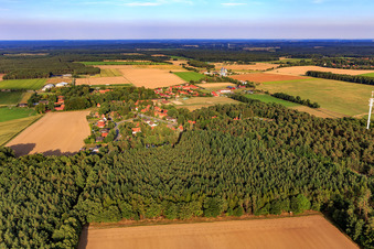 Vue aérienne de Vue du village depuis l'ouest à le quartier Drögennindorf in Betzendorf dans le département Basse-Saxe, Allemagne