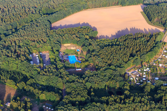 Vue aérienne de Piscine forestière Amelinghausen et camping à Amelinghausen dans le département Basse-Saxe, Allemagne
