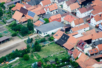 Rue principale à Erlenbach bei Kandel dans le département Rhénanie-Palatinat, Allemagne du point de vue du drone