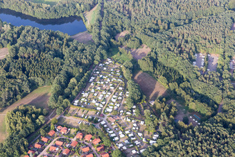 Vue aérienne de Vue des rues et des maisons dans les quartiers résidentiels à Amelinghausen dans le département Basse-Saxe, Allemagne