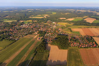 Vue aérienne de Vue de la ville depuis l'ouest à Amelinghausen dans le département Basse-Saxe, Allemagne