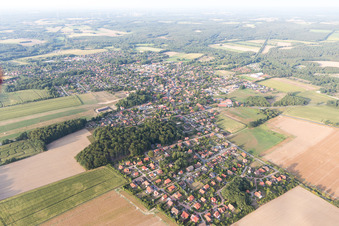 Photographie aérienne de Vue des rues et des maisons dans les quartiers résidentiels à Amelinghausen dans le département Basse-Saxe, Allemagne