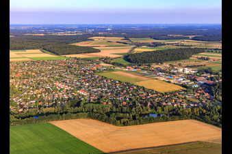 Vue aérienne de Vue de la ville depuis l'ouest à le quartier Altenebstorf in Ebstorf dans le département Basse-Saxe, Allemagne