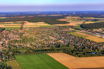 Vue aérienne de Vue de la ville depuis l'ouest à le quartier Altenebstorf in Ebstorf dans le département Basse-Saxe, Allemagne