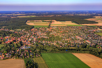 Vue aérienne de Vue de la ville depuis l'ouest à Ebstorf dans le département Basse-Saxe, Allemagne
