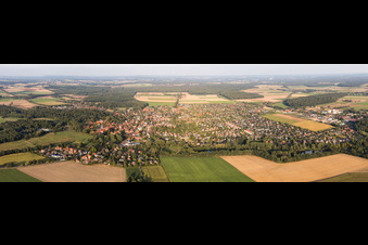 Vue aérienne de Vue panoramique en perspective des rues et des maisons des quartiers résidentiels à Ebstorf dans le département Basse-Saxe, Allemagne