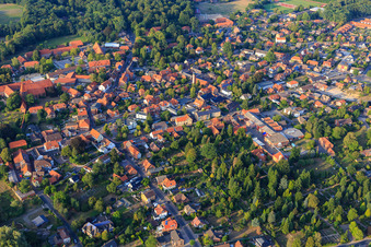 Vue aérienne de Rue Uelzener à Ebstorf dans le département Basse-Saxe, Allemagne