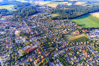 Vue aérienne de Bahnhofstr depuis le sud à Ebstorf dans le département Basse-Saxe, Allemagne