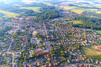Vue aérienne de Bahnhofstr depuis le sud à Ebstorf dans le département Basse-Saxe, Allemagne