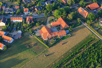 Vue aérienne de L'agriculteur Jürgen Drewes sur la Helmsstraße à Ebstorf dans le département Basse-Saxe, Allemagne
