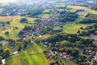 Vue aérienne de Vue du village le long de l'Ilmenau depuis le sud à le quartier Wichmannsburg in Bienenbüttel dans le département Basse-Saxe, Allemagne