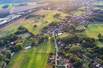 Vue aérienne de Vue du village le long de l'Ilmenau depuis le sud-ouest à le quartier Wichmannsburg in Bienenbüttel dans le département Basse-Saxe, Allemagne