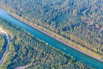 Vue aérienne de Canal latéral de l'Elbe à le quartier Wulfstorf in Bienenbüttel dans le département Basse-Saxe, Allemagne
