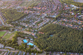 Vue aérienne de Piscine de la piscine extérieure Hagen Lüneburg à le quartier Neuhagen in Lüneburg dans le département Basse-Saxe, Allemagne