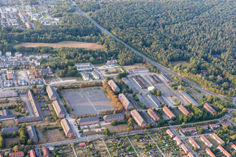Vue aérienne de Ancienne caserne militaire entre Wismarer et Lübecker Straße à le quartier Neuhagen in Lüneburg dans le département Basse-Saxe, Allemagne
