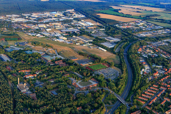 Vue aérienne de Aéroport Lüneburg du nord-ouest à le quartier Neuhagen in Lüneburg dans le département Basse-Saxe, Allemagne