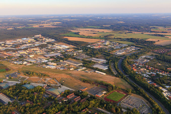 Vue aérienne de Aéroport Lüneburg du nord-ouest à le quartier Neuhagen in Lüneburg dans le département Basse-Saxe, Allemagne