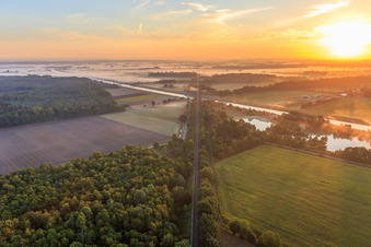 Vue aérienne de Voies ferrées sur le canal latéral de l'Elbe à Scharnebeck dans le département Basse-Saxe, Allemagne